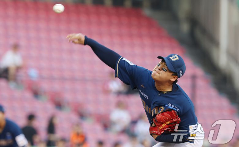 9일 오후 서울 송파구 잠실야구장에서 열린 프로야구 '2025 신한 SOL뱅크 KBO 리그' LG 트윈스와 NC 다이노스의 경기에서 3회말 NC 선발투수 신민혁이 역투하고 있다. 2025.6.19/뉴스1 ⓒ News1 김명섭 기자