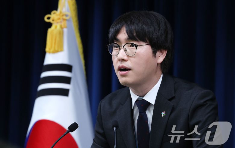 하정우 AI미래기획수석이 19일 서울 용산구 대통령실 청사에서 이공계특별법 관련 브리핑을 하고 있다. 2025.6.19/뉴스1 ⓒ News1 박지혜 기자