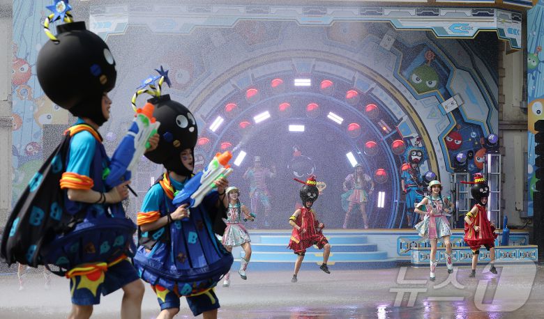 19일 경기 용인시 처인구 에버랜드에서 카니발 광장에서 시원한 물을 테마로 한 여름축제 '워터 페스티벌(Water Festival)' 리허설이 진행되고 있다. 이번 축제는 오는 20일부터 8월 24일까지 두 달여간 열린다. 2025.6.19/뉴스1 ⓒ News1 김진환 기자