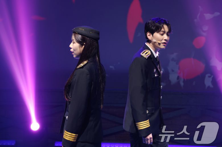 가수 양지은과 이태이(오른쪽)가 19일 오후 서울 종로구 CGV피카디리1958에서 열린 뮤직쇼 '트롯열차-피카디리역'의 프레스콜에서 열연을 펼치고 있다. '트롯열차-피카디리역'(이하 '트롯열차')은 스크린과 무대 고연이 합쳐진 새로운 형태의 무대로, 1970년대부터 2000년대까지 시대별 명곡 15곡으로 구성한 주크박스 형태의 공연이다. 2025.6.19/뉴스1 ⓒ News1 권현진 기자