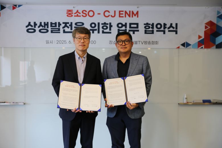 이한오 전국중소SO발전연합회장 과 김정한 CJ ENM 부사장이 19일 업무협약을 맺은 뒤 기념사진을 촬영하고 있다. (한국케이블TV방송협회 제공)
