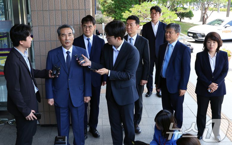 윤석열 전 대통령의 부인 김건희 여사 의혹 관련 사건을 맡은 민중기 특별검사가 19일 오전 경기도 정부과천청사 내 법무부와 고위공직자범죄수사처 방문을 마친 뒤 취재진의 질문에 답하고 있다. 이날 방문에는 김형근, 문홍주, 박상진, 오정희 특검보가 동행했다. 2025.6.19/뉴스1 ⓒ News1 박정호 기자