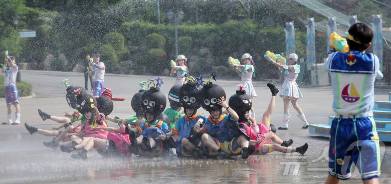 19일 경기 용인시 처인구 에버랜드에서 카니발 광장에서 시원한 물을 테마로 한 여름축제 '워터 페스티벌(Water Festival)' 리허설이 진행되고 있다. 이번 축제는 오는 20일부터 8월 24일까지 두 달여간 열린다. 2025.6.19/뉴스1 ⓒ News1 김진환 기자