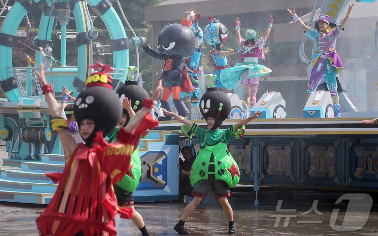 19일 경기 용인시 처인구 에버랜드에서 카니발 광장에서 시원한 물을 테마로 한 여름축제 '워터 페스티벌(Water Festival)' 리허설이 진행되고 있다. 이번 축제는 오는 20일부터 8월 24일까지 두 달여간 열린다. 2025.6.19/뉴스1 ⓒ News1 김진환 기자