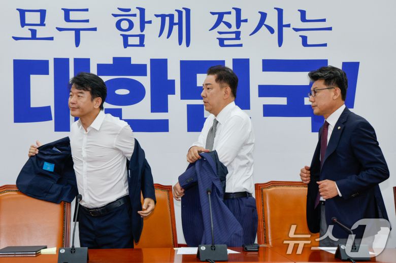더불어민주당 문진석 원내수석부대표(왼쪽부터), 김병기 대표 직무대행 겸 원내대표, 진성준 정책위의장이 19일 오전 서울 여의도 국회에서 열린 정책조정회의에 참석해 양복 겉옷을 벗고 있다. 2025.6.19/뉴스1 ⓒ News1 안은나 기자