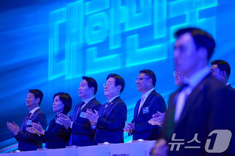 이재명 대통령이 20일 울산 울주군 울산전시컨벤션센터에서 열린 울산 인공지능(AI) 데이터 센터 출범식에서 참석자들과 함께 기념 세리머니를 하고 있다. (대통령실 제공. 재판매 및 DB 금지) 2025.6.20/뉴스1 ⓒ News1 박지혜 기자