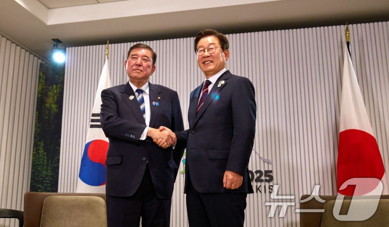 이재명 대통령이 지난 17일(현지시간) 캐나다 앨버타주 캐내내스키스 주요 7개국(G7) 정상회의장에서 이시바 시게루 일본 총리와 한·일 정상회담을 하고 있다. (대통령실 제공. 재판매 및 DB 금지) 2025.6.19/뉴스1 ⓒ News1 박지혜 기자