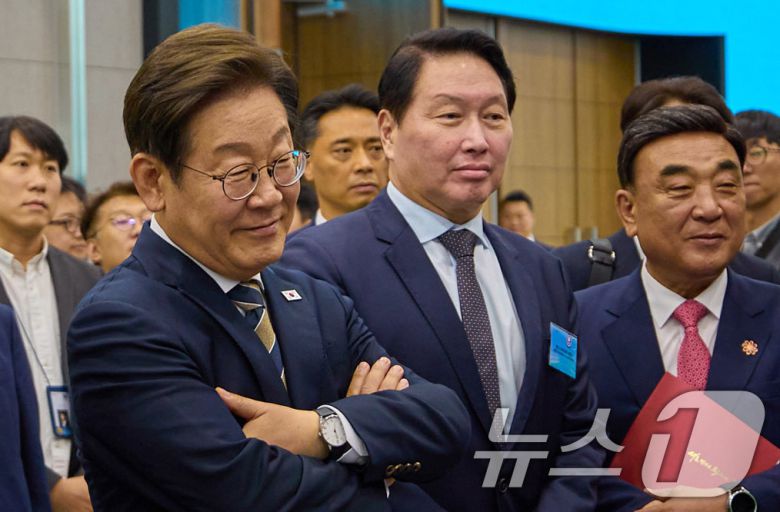 이재명 대통령이 20일 울산 울주군 울산전시컨벤션센터에서 열린 인공지능(AI) 글로벌 협력 기업 간담회 뒤 최태원 회장과 AI 제품·서비스 시연을 참관하고 있다. (대통령실 제공. 재판매 및 DB 금지) 2025.6.20/뉴스1 ⓒ News1 박지혜 기자