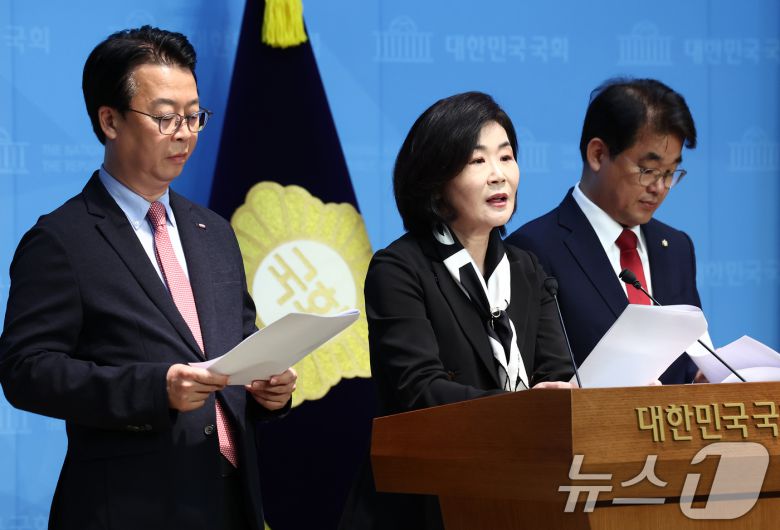 국민의힘 곽규택(왼쪽부터), 김희정, 배준영 국무총리 인사청문특별위원회 위원들이 20일 오전 서울 여의도 국회 소통관에서 김민석 국무총리 후보자 전처의 공공기관 낙하산 의혹과 장남의 청심국제고 진학을 위한 변칙 전학 의혹 관련 기자회견을 하고 있다. 2025.6.20/뉴스1 ⓒ News1 김민지 기자