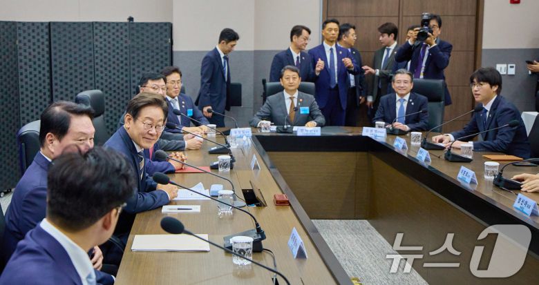 이재명 대통령이 20일 울산 울주군 울산전시컨벤션센터에서 열린 인공지능(AI) 글로벌 협력 기업 간담회에서 참석자 발언을 듣고 있다. (대통령실 제공. 재판매 및 DB 금지) 2025.6.20/뉴스1 ⓒ News1 박지혜 기자