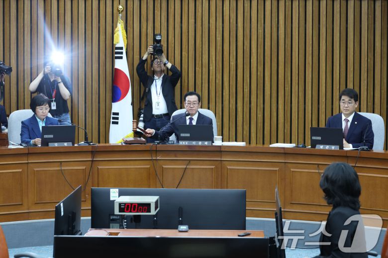 18일 오후 서울 여의도 국회에서 열린 국무총리 임명동의에 관한 인사청문특별위원회 전체회의에서 이종배 위원장이 의사봉을 두드리고 있다. 2025.6.18/뉴스1 ⓒ News1 이광호 기자