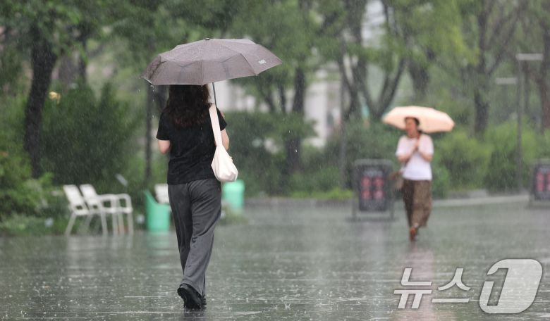 장마가 시작되며 서울 전역에 호우주의보가 내려진 20일 오전 서울 광화문광장에서 우산을 쓴 시민들이 출근하고 있다. 2025.6.20/뉴스1 ⓒ News1 임세영 기자