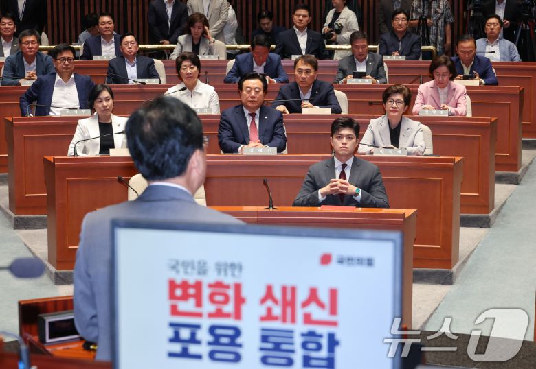 김용태 국민의힘 비상대책위원장을 비롯한 의원들이 20일 오전 서울 여의도 국회에서 열린 비리백화점 이재명 정부 인사청문회 대책 긴급의원총회에 참석해 송언석 원내대표 발언을 듣고 있다. 2025.6.20/뉴스1 ⓒ News1 안은나 기자