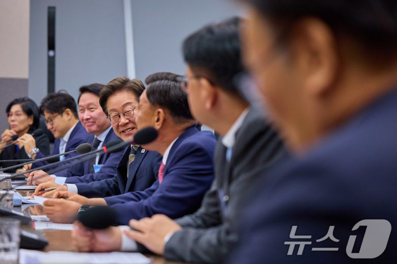 이재명 대통령이 20일 울산 울주군 울산전시컨벤션센터에서 열린 인공지능(AI) 글로벌 협력 기업 간담회에서 참석자 발언을 듣고 있다. (대통령실 제공. 재판매 및 DB 금지) 2025.6.20/뉴스1 ⓒ News1 박지혜 기자