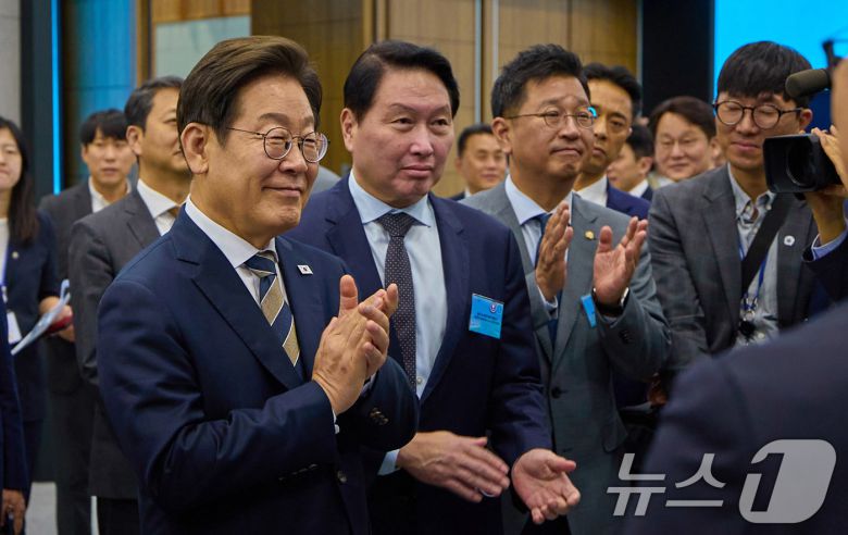 이재명 대통령이 20일 울산 울주군 울산전시컨벤션센터에서 열린 인공지능(AI) 글로벌 협력 기업 간담회 뒤 최태원 회장과 AI 제품·서비스 시연을 참관하고 있다. (대통령실 제공. 재판매 및 DB 금지) 2025.6.20/뉴스1 ⓒ News1 박지혜 기자