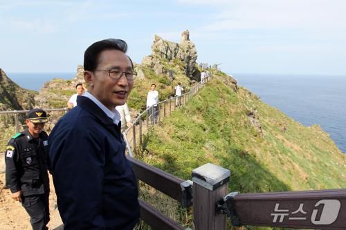 이명박 전 대통령이 지난 2012년 대한민국 대통령으로선 처음으로 독도를 방문해 전망대에서 해안을 둘러보고 있다. (국가기록포털)