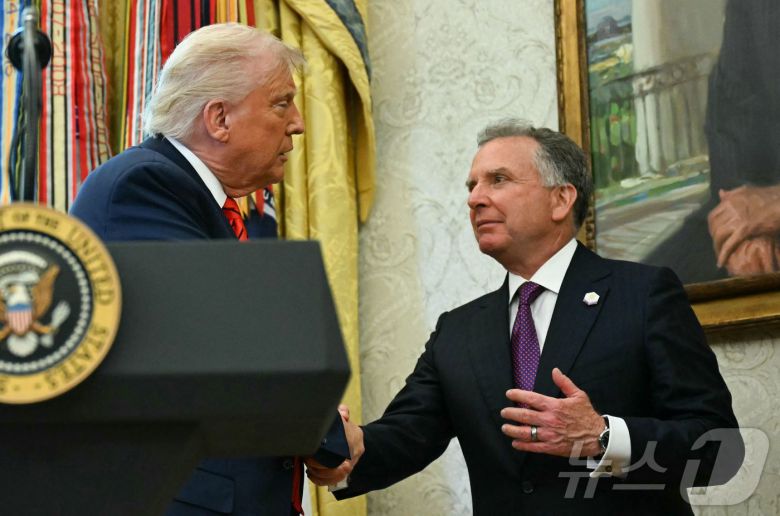 도널드 트럼프 미국 대통령이 지난달 6일(현지시간) 워싱턴 백악관에서 열린 스티브 위트코프 중동 특사와 취임 선서식서 악수를 하고 있다. 2025.05.07 ⓒ AFP=뉴스1 ⓒ News1 우동명 기자