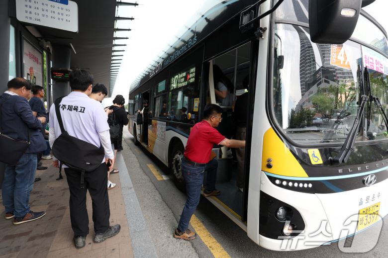 광주 서구 광천종합버스터미널 정류장에서 시민들이 버스에 오르고 있다. 2025.6.10/뉴스1 ⓒ News1 이승현 기자