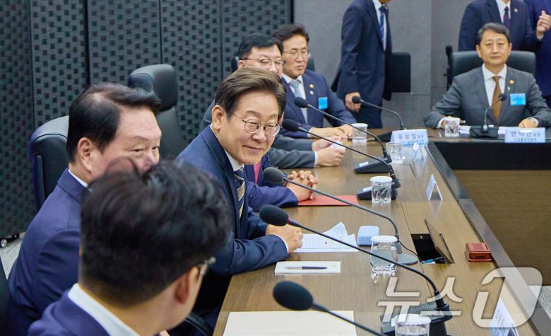 이재명 대통령이 20일 울산 울주군 울산전시컨벤션센터에서 열린 인공지능(AI) 글로벌 협력 기업 간담회에서 참석자 발언을 듣고 있다. (대통령실 제공. 재판매 및 DB 금지) 2025.6.20/뉴스1 ⓒ News1 박지혜 기자