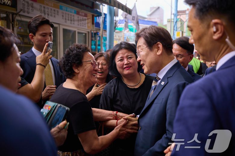 이재명 대통령이 20일 울산 울주군 언양알프스시장을 방문해 시민들과 인사를 나누고 있다. (대통령실 제공) 2025.6.20/뉴스1 ⓒ News1 박지혜 기자