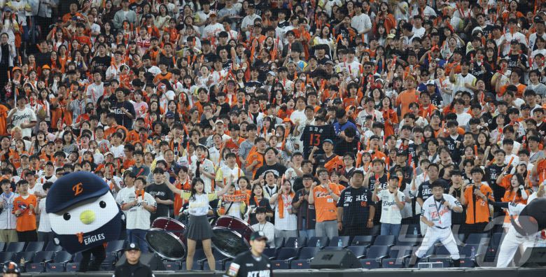 5일 대전 한화생명볼파크에서 열린 '2025 신한 SOL 뱅크 KBO리그' 프로야구 한화이글스 대 KT위즈 경기에서 한화 응원단이 열띤 응원을 펼치고 있다. (자료사진) 2025.6.5/뉴스1 ⓒ News1