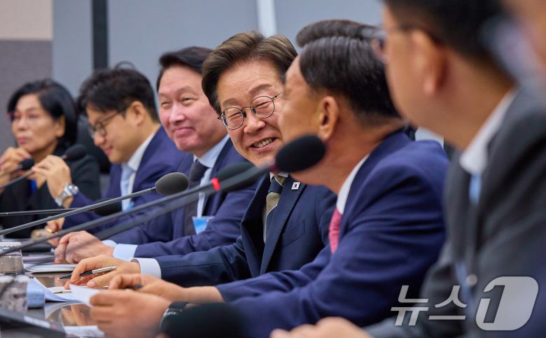 이재명 대통령이 20일 울산 울주군 울산전시컨벤션센터에서 열린 인공지능(AI) 글로벌 협력 기업 간담회에서 참석자 발언을 듣고 있다. (대통령실 제공. 재판매 및 DB 금지) ⓒ News1 박지혜 기자