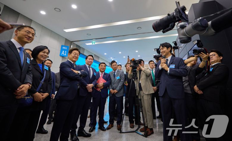 이재명 대통령이 20일 울산 울주군 울산전시컨벤션센터에서 열린 인공지능(AI) 글로벌 협력 기업 간담회 뒤 AI 제품·서비스 시연을 참관하고 있다. (대통령실 제공. 재판매 및 DB 금지) 2025.6.20/뉴스1 ⓒ News1 박지혜 기자