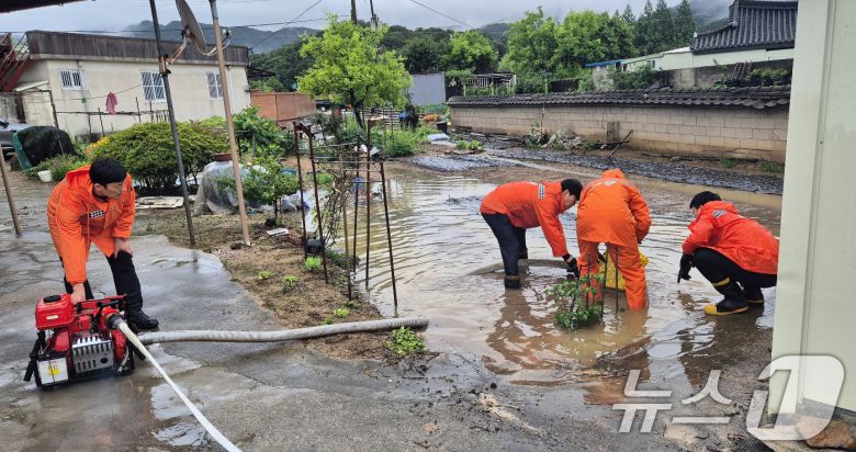 21일 오전 9시쯤 전남 담양군 창평면 한 마을에서 하천이 범람해 소방당국이 안전조치를 하고 있다. (전남소방 제공. 재판매 및 DB 금지) 2025.6.21/뉴스1 ⓒ News1 이승현 기자