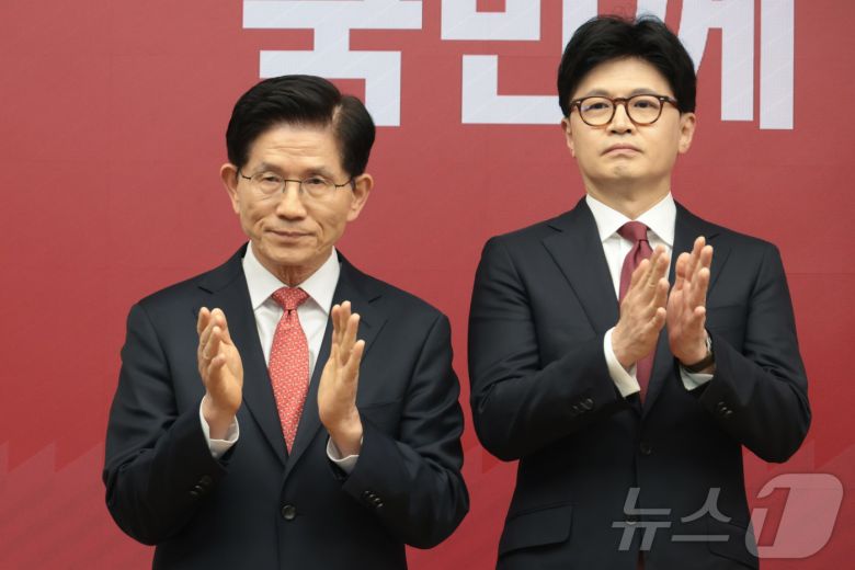 김문수(왼쪽), 한동훈 국민의힘 대선 경선 후보가 29일 서울 여의도 국민의힘 당사에서 열린 제21대 대통령 후보자 국민의힘 3차 경선 진출자 발표 행사에서 손뼉치고 있다. 2025.4.29/뉴스1 ⓒ News1 국회사진취재단