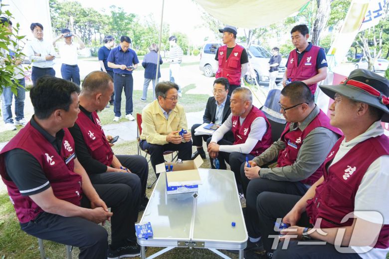 강기정 광주시장이 지난 12일 광주시청 앞 시내버스 노조 천막농성장에서 노조원들과 면담을 하고 있다.(광주시 제공. 재판매 및 DB 금지) 2025.6.21/뉴스1