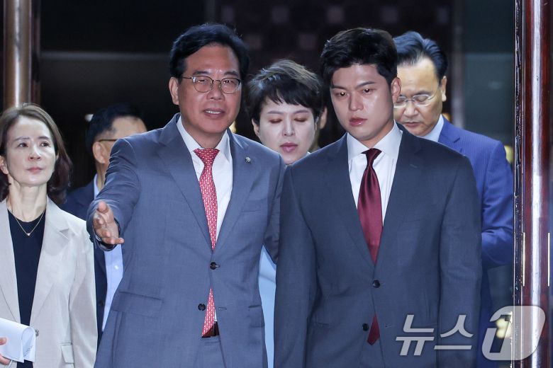 김용태 국민의힘 비상대책위원장(앞줄 오른쪽), 송언석 원내대표가 20일 오전 서울 여의도 국회에서 열린 비리백화점 이재명 정부 인사청문회 대책 긴급의원총회에 입장하고 있다. 2025.6.20/뉴스1 ⓒ News1 안은나 기자