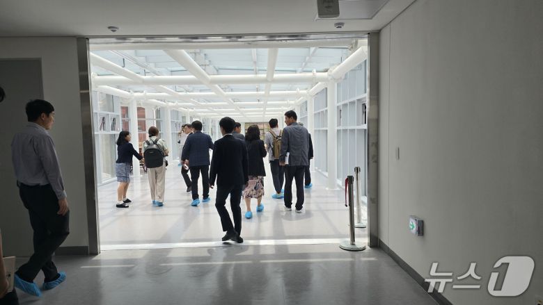 세종 산울초등학교와 중학교 건물을 연결하는 유일한 통로인 (가칭)이응다리. ⓒ 뉴스1 장동열 기자