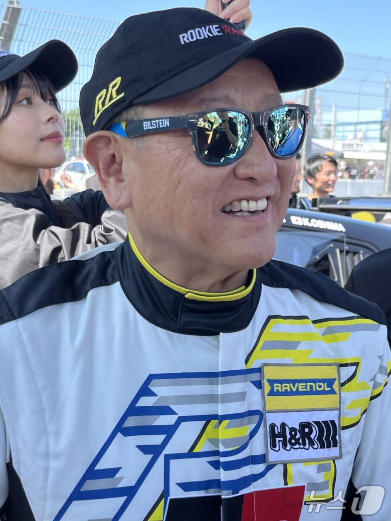 도요타 가주 레이싱의 마스터 드라이버 '모리조'로 독일 뉘르부르크링 24시 내구레이스에 참가한 도요다 아키오 일본 도요타자동차그룹 회장. 사진은 출전을 앞둔 그리드 워크에서의 아키오 회장의 모습.(공동취재단)