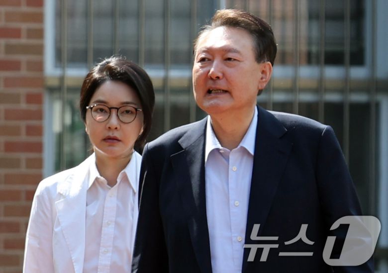 윤석열 전 대통령과 김건희 여사가 제 21대 대통령 선거일인 3일 오전 서울 서초구 원명초등학교에 마련된 서초4동 제3투표소에서 투표를 하기위해 이동하고 있다. (공동취재) 2025.6.3/뉴스1 ⓒ News1 김명섭 기자