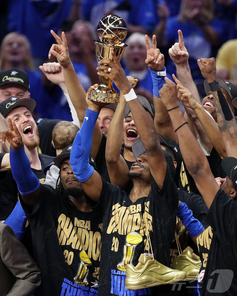 NBA 파이널 MVP 길저스-알렉산더가 우승 트로피를 들어올리고 있다. ⓒ AFP=뉴스1