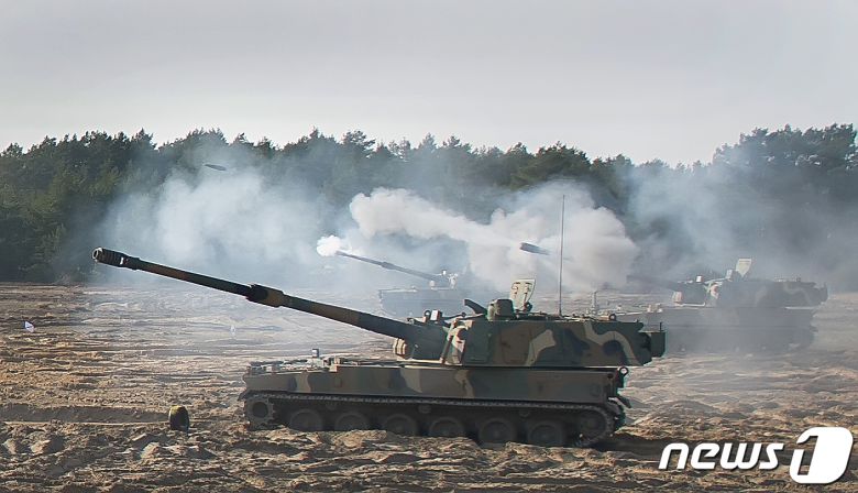 2023년 2월 폴란드 토룬 포병사격장에서 한화에어로스페이스가 수출한 K9 자주포가 표적을 향해 포탄을 발사하는 모습<자료사진> (국방부 제공). 2023.2.24/뉴스1