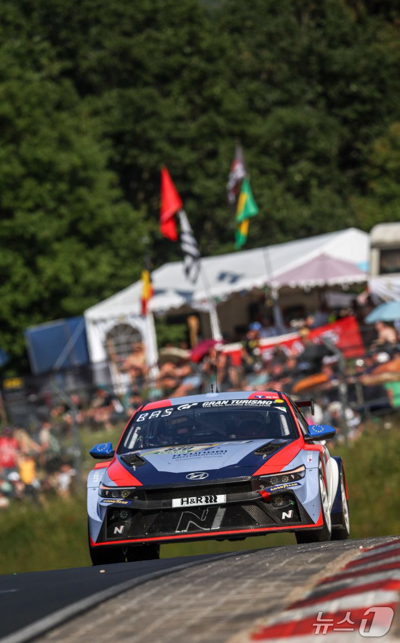 19~22일(현지시간) 독일  라인란트팔츠주 뉘르부르크의 뉘르부르크링 서킷에서 열린 '뉘르부르크링 24시 내구레이스'가 열렸다. 사진은 10년 연속 이 대회에 참가한 현대차의 고성능 브랜드 현대 N의 차량.(ADAC 제공)