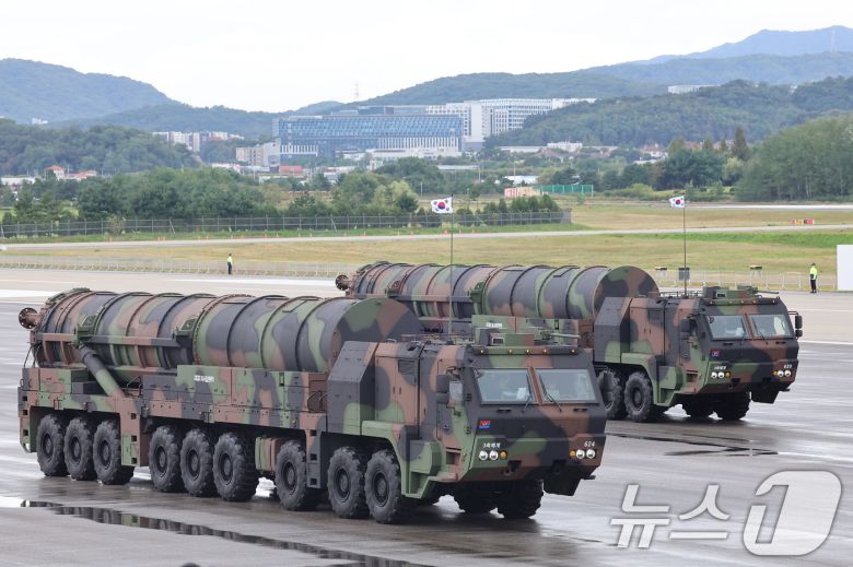 지난해 10월 1일 경기도 성남 서울공항에서 열린 건군 제76주년 국군의 날 기념식에 등장한 고위력 지대지 탄도미사일 현무-5. 2024.10.1/뉴스1 ⓒ News1 김도우 기자