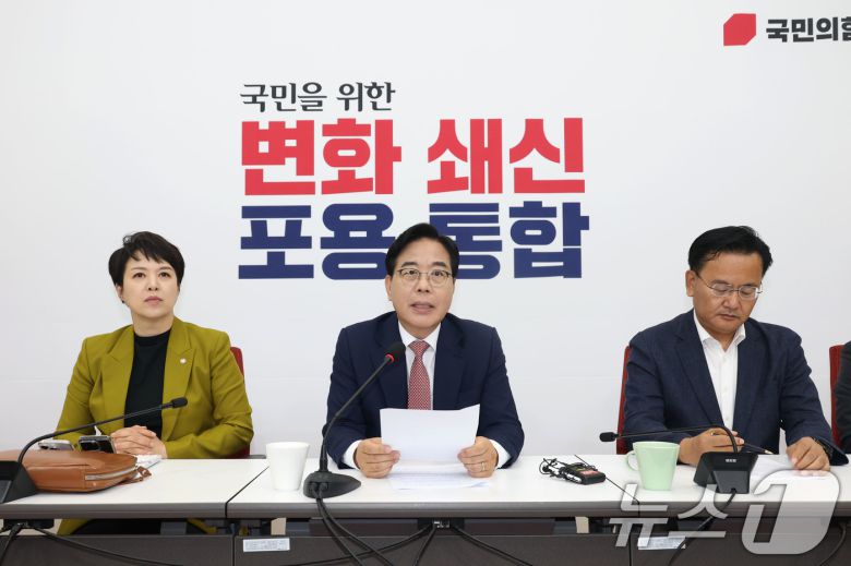 송언석 국민의힘 원내대표가 22일 오후 서울 여의도 국회에서 이재명 대통령과 여야 지도부 오찬 관련 기자간담회를 하고 있다. 2025.6.22/뉴스1 ⓒ News1 이광호 기자