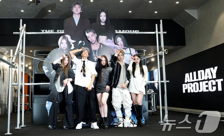 혼성 5인 그룹 올데이프로젝트(ALLDAY PROJECT) 베일리(왼쪽부터)와 타잔, 영서, 우찬, 애니가 23일 서울 강남구 일상비일상의틈byU+에서 열린 데뷔 싱글 '페이머스'(FAMOUS) 발매 기념 팝업 스토어 포토콜 행사에서 포즈를 취하고 있다.  ⓒ News1 권현진 기자