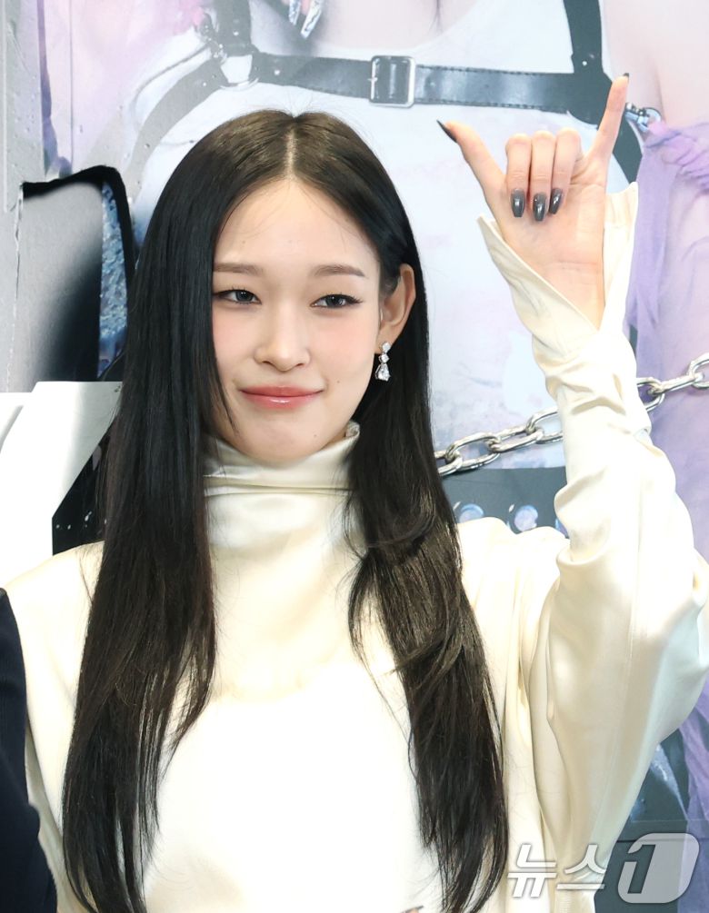 혼성 5인 그룹 올데이프로젝트(ALLDAY PROJECT) 애니가 23일 서울 강남구 일상비일상의틈byU+에서 열린 데뷔 싱글 '페이머스'(FAMOUS) 발매 기념 팝업 스토어 포토콜 행사에 참석해 포즈를 취하고 있다. ⓒ News1 권현진 기자