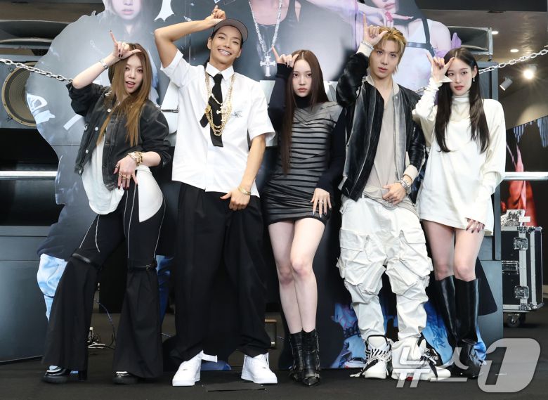 혼성 5인 그룹 올데이프로젝트(ALLDAY PROJECT) 베일리(왼쪽부터)와 타잔, 영서, 우찬, 애니가 23일 서울 강남구 일상비일상의틈byU+에서 열린 데뷔 싱글 '페이머스'(FAMOUS) 발매 기념 팝업 스토어 포토콜 행사에서 포즈를 취하고 있다. ⓒ News1 권현진 기자
