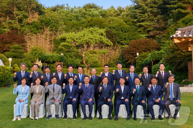 이재명 대통령이 23일 서울 한남동 관저에서 김병기 원내대표 등 더불어민주당 신임 원내지도부와 가진 상견례를 겸한 만찬에서 기념촬영을 하고 있다. (대통령실 제공. 재판매 및 DB 금지) 2025.6.23/뉴스1 ⓒ News1 허경 기자