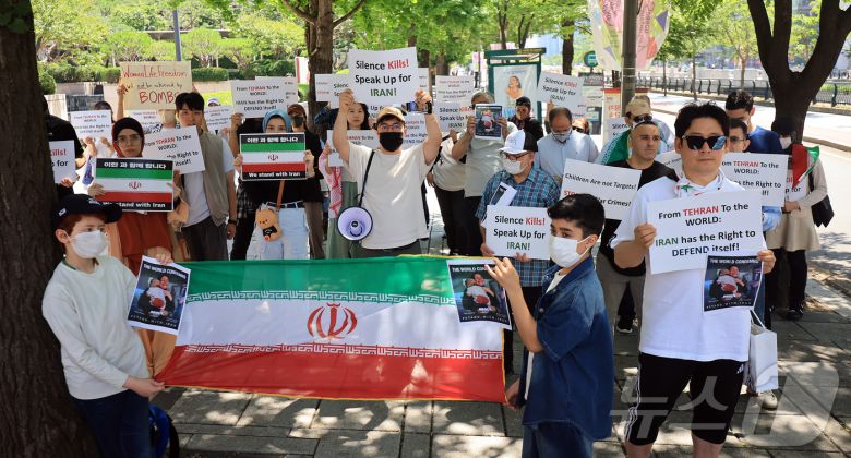 22일 체한 이란인 모임 참석들이 서울 종로구 SK 서린빌딩 앞에서 이란‧이스라엘 즉각 휴전을 촉구하는 집회를 하고 있다. 2025.6.22/뉴스1 ⓒ News1 김진환 기자