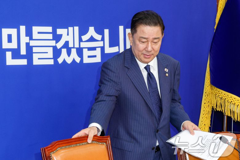 김병기 더불어민주당 대표 직무대행 겸 원내대표가 23일 오전 서울 여의도 국회에서 열린 최고위원회의에 입장하고 있다. 2025.6.23/뉴스1 ⓒ News1 안은나 기자