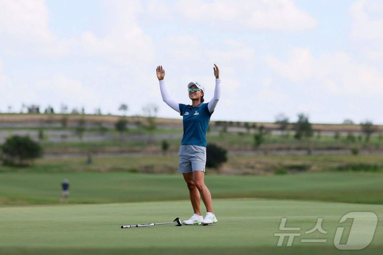 이민지(호주)가 23일(한국시간) 열린 LPGA투어 메이저대회 KPMG 위민스 PGA 챔피언십에서 우승을 확정한 뒤 두 팔을 치켜들며 기뻐하고 있다. ⓒ AFP=뉴스1