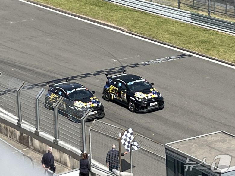 19~22일(현지시간) 독일  라인란트팔츠주 뉘르부르크의 뉘르부르크링 서킷에서 열린 '뉘르부르크링 24시 내구레이스'가 열렸다. 사진은 마지막 피니시 라인을 향해 질주 중인 도요타의 GR 야리스의 모습.(토요타 가주 루키 레이싱 공동취재단 제공)
