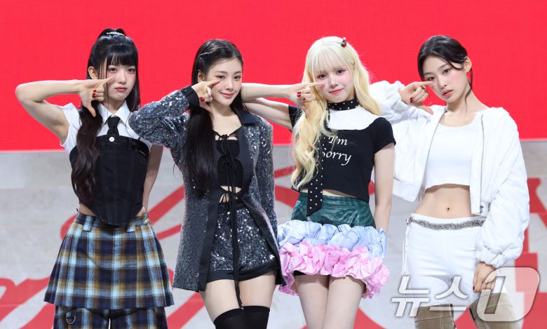 그룹 Baby DONT Cry(베이비돈크라이) 쿠미(왼쪽부터)와 이현, 미아, 베니가 23일 서울 용산구 블루스퀘어에서 가진 데뷔 싱글 'F Girl(에프걸)' 발매 쇼케이스에서 포즈를 취하고 있다. 2025.6.23/뉴스1 ⓒ News1 권현진 기자