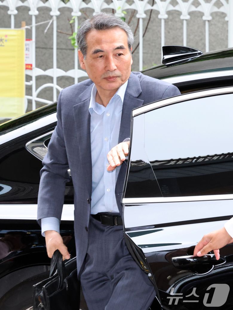 윤석열 전 대통령의 부인 김건희 여사 의혹 관련 사건 수사를 맡은 민중기 특별검사가 24일 오전 서울 서초구 사무실로 들어서고 있다. 2025.6.24/뉴스1 ⓒ News1 황기선 기자