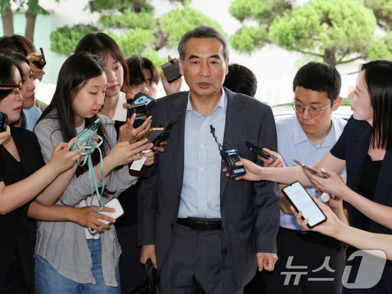 윤석열 전 대통령의 부인 김건희 여사 의혹 관련 사건 수사를 맡은 민중기 특별검사가 24일 오전 서울 서초구 사무실로 들어서며 취재진 질문에 답하고 있다. 2025.6.24/뉴스1 ⓒ News1 황기선 기자